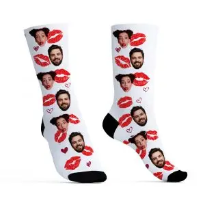 גרביים בהדפסת אישי עם פרצופים על רקע נשיקות