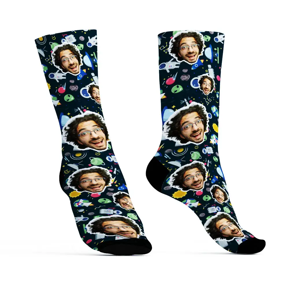 גרביים עם פרצופים בחלל