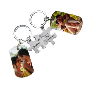 זוג מחזיקי מפתחות עם תמונות מודפסות ופאזל